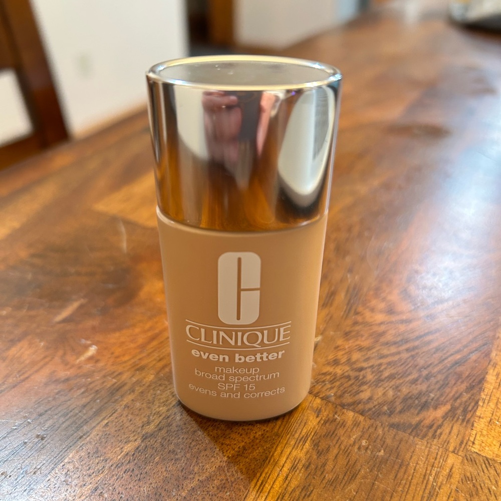 Clinique Even Better Liquid Foundation - Beige